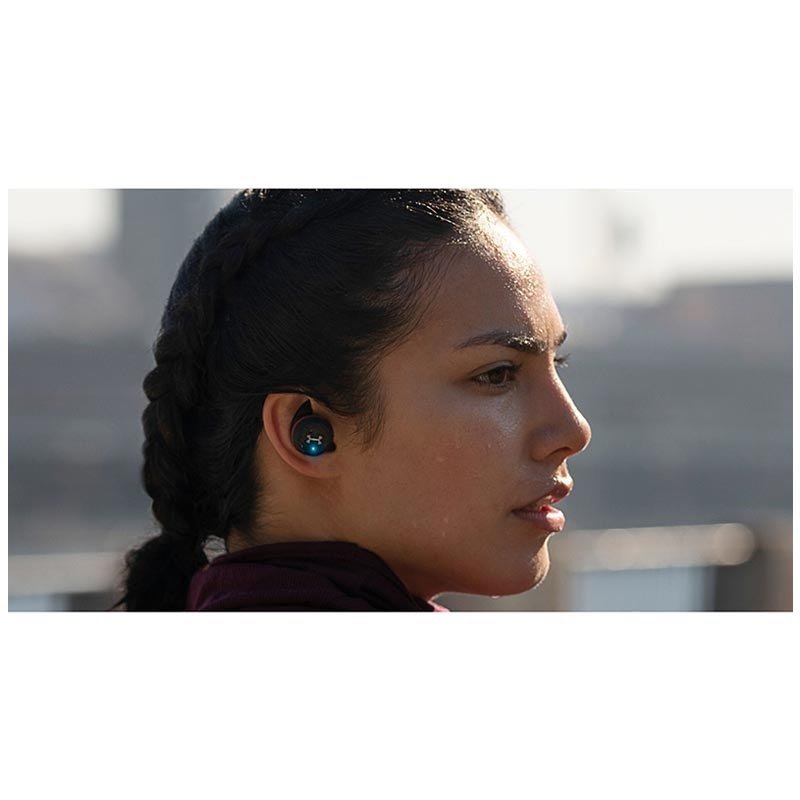 Vrouw met koptelefoon van JBL Under Armour JBL Under Armour voor het Fitnessen