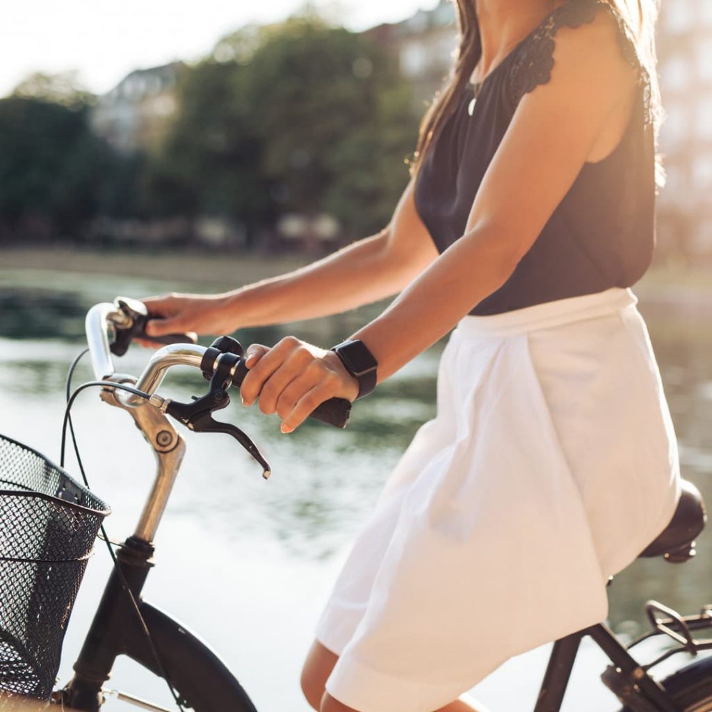 Een vrouw op een fiets met een smartwatch