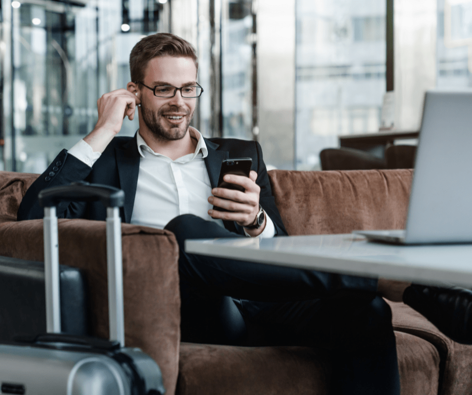 Een man met TWS en smartphone TWS & Smartphone - Man