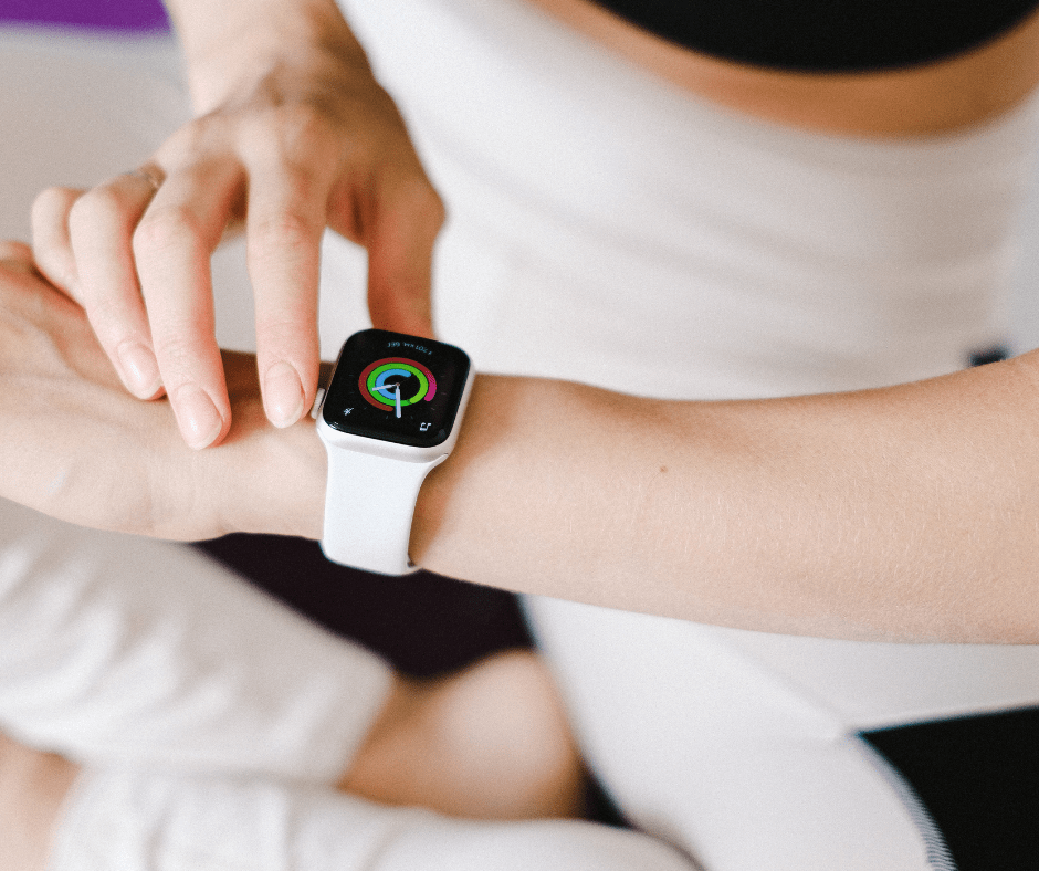 Apple Watch voor trainen Een vrouw with an Apple Watch