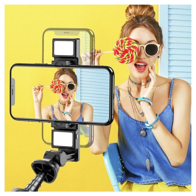 Een vrouw maakt een selfie met een K22-D selfie stick