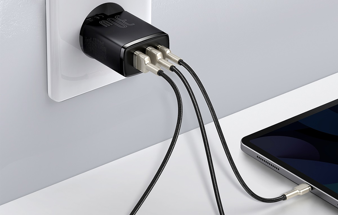 Baseus Compact Snellader 30W - USB-C PD, 2xUSB - Zwart